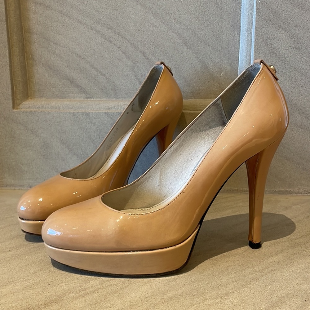 Stuart Weitzman - Nude Pump Heels